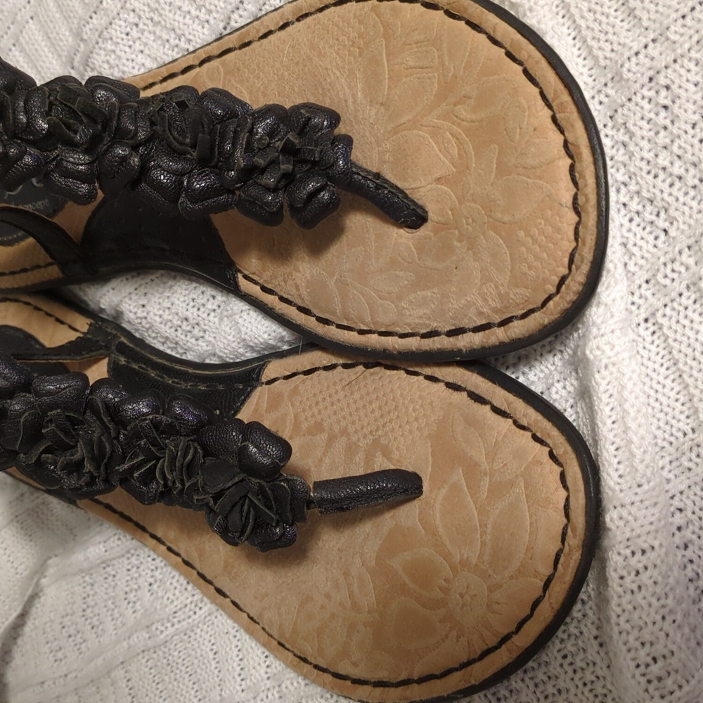 Stylish Black B.O.C. Slingback Sandals with Leather Floral Accent & Insole - EUC - Picture 2 of 12